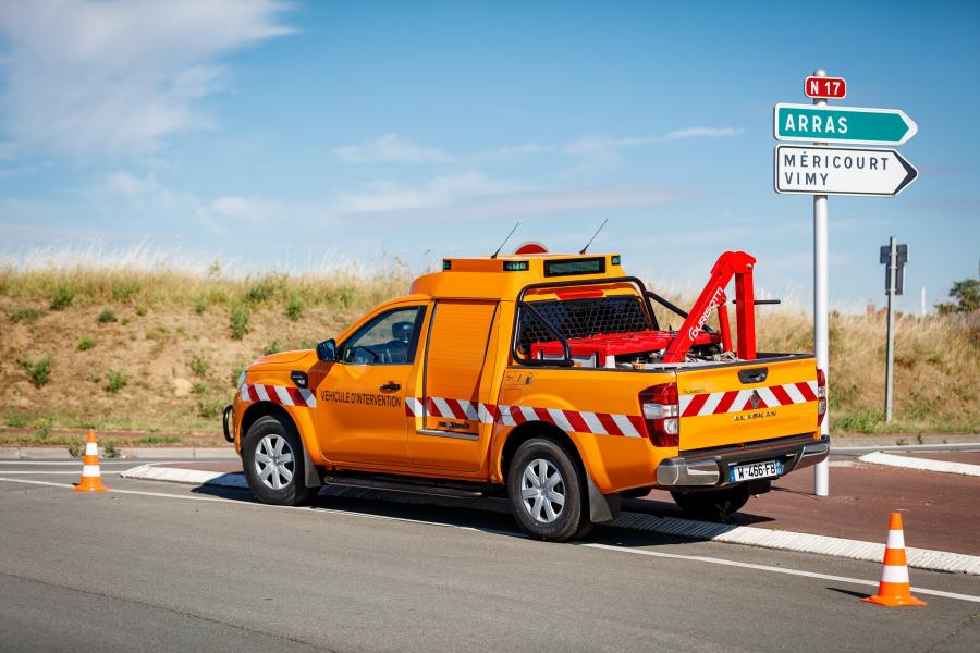  Renault Alaskan Road Safety Patrol by Durisotti 2016 года  (фото 12 из 22)